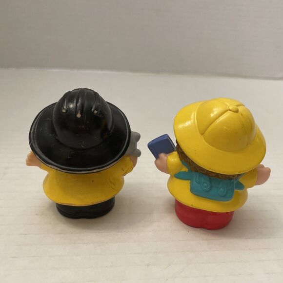 Fisher Price Little People Maggie in Raincoat and Fireman Saves Kitten - Picture 4 of 6